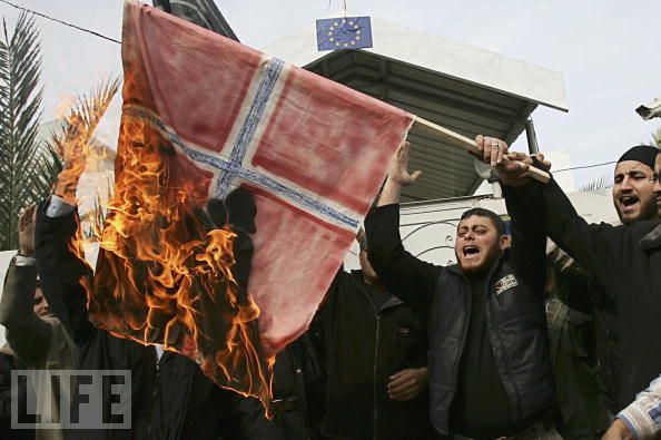 norway-flag-burned-by-muslims-in-norway-not-eu-flag-in-photo