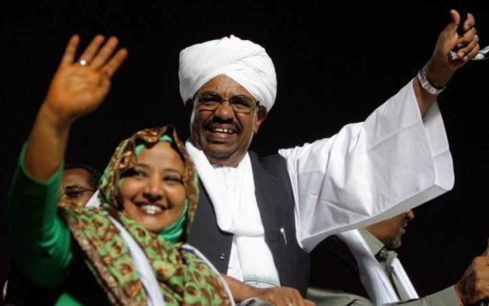 Le président El-Bechir avec sa femme.