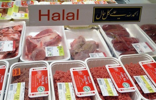 un-rayon-de-viande-halal-dans-un-supermarche_943301-500x319