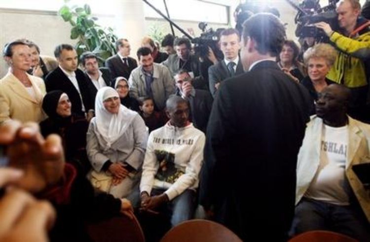 Photo: 11 avril 2007 à Villepinte (ville UMP) Nicolas Sarkozy assiste à une "cérémonie d'entrée dans la nationalité française". Etre islamiste n'a pas l'air d'être une barrière pour obtenir une carte d'identité...