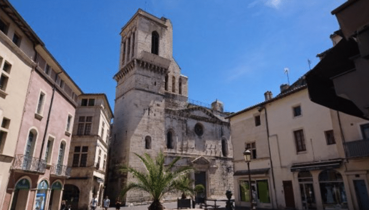 Nîmes : un clandestin multirécidiviste tente de pénétrer dans la cathédrale  puis fait l’apologie du terrorisme